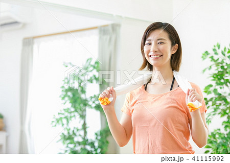 汗を拭く女性 スポーツをする女性 エクササイズ 休憩 水分補給 水を飲む 汗を拭く女性 スポーツをする女性 エクササイズ 休憩 水分補給 水を飲む 41115992