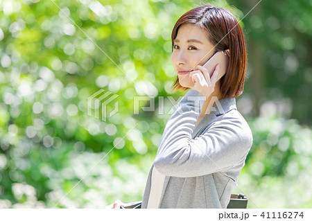 スーツの女性　オフィスレディ　新緑　OL　ビジネス　スーツ　ポートレート　リクルート 41116274