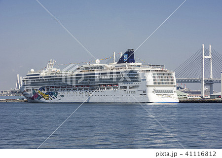 横浜港山下ふ頭に停泊するノルウェージャンジュエル 41116812