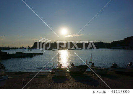 三浦市南下浦町 江奈湾の夕暮れ 三浦市南下浦町 江奈湾の夕暮れ 41117300