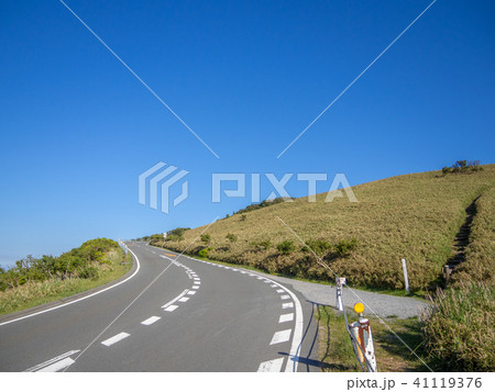 【静岡県】雲一つない青空・初夏の高原風景【西伊豆スカイライン・だるま山周辺】 【静岡県】雲一つない青空・初夏の高原風景【西伊豆スカイライン・だるま山周辺】 41119376