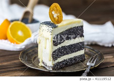 Serving of a Poppy Seed Cake 41119512
