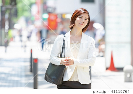 ビジネス街を歩く女性 オフィスレディ 出張中 新緑 OL ビジネス スーツ ポートレート リクルート ビジネス街を歩く女性 オフィスレディ 出張中 新緑 OL ビジネス スーツ ポートレート リクルート 41119764