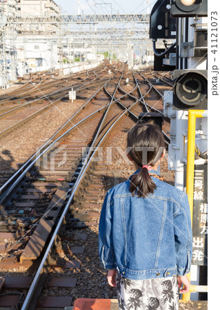 見送り　少女 41121073