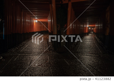 京都市伏見区稲荷大社で撮影した千本鳥居及び境内の風景 京都市伏見区稲荷大社で撮影した千本鳥居及び境内の風景 41123882