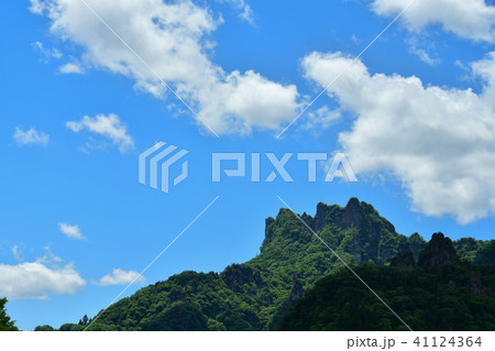 新緑の妙義山 41124364