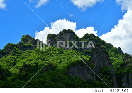 新緑の妙義山 41124367