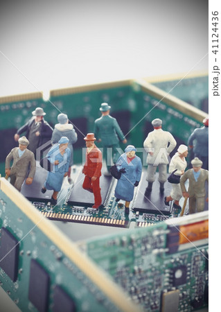 コンピユーターの基盤の中で生活する未来社会 コンピユーターの基盤の中で生活する未来社会 41124436