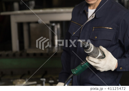 工具を持つ作業員 41125472