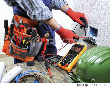 Young electrician at work on an electrical system 41126030