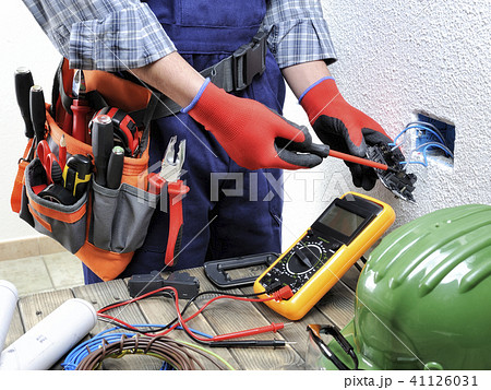 Young electrician at work on an electrical system 41126031