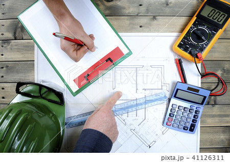 Architect and technician analyze the project Architect and technician analyze the project 41126311