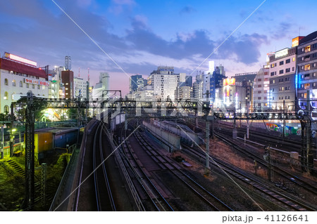 池袋 線路と街並み 夜景の写真素材 池袋 線路と街並み 夜景の写真素材