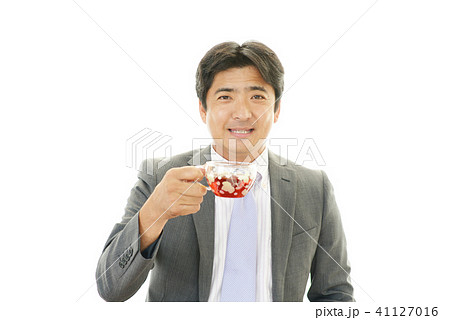 紅茶を飲む男性の写真素材
