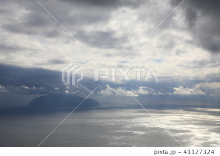 雲と光があたる海面 41127324