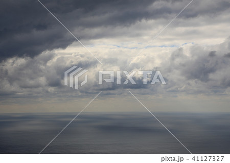 三宅島山頂から見える隣の島 三宅島山頂から見える隣の島 41127327