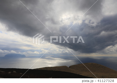 三宅島山頂から見える海と雲 41127328
