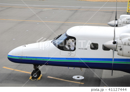 三宅島を飛ぶ飛行機　運転席 41127444