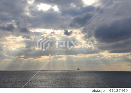 光の筋と海 41127449