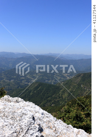 トド岩からの景色を楽しむ　春　　工石山（高知市） 41127544