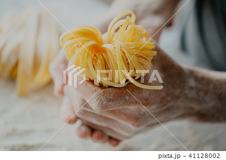 Chef making traditional italian homemade pasta 41128002