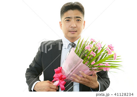 花束を抱える男性の写真素材 41128234 Pixta