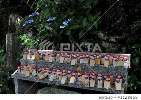 あじさい寺　三室戸寺　の小さな棚　小さなお地蔵様に願いごとが託されている 41128865