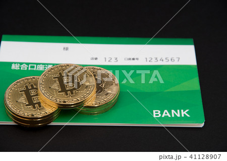 仮想通貨・ビットコインと通帳のイメージ 仮想通貨・ビットコインと通帳のイメージ 41128907