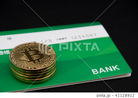 仮想通貨・ビットコインと通帳のイメージ 仮想通貨・ビットコインと通帳のイメージ 41128912