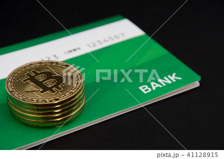 仮想通貨・ビットコインと通帳のイメージ 仮想通貨・ビットコインと通帳のイメージ 41128915