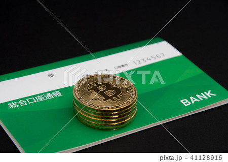 仮想通貨・ビットコインと通帳のイメージ 仮想通貨・ビットコインと通帳のイメージ 41128916