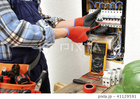 Young electrician technician at work  41129591
