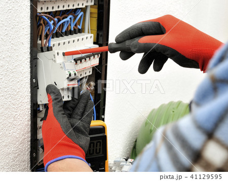 Young electrician technician at work  41129595