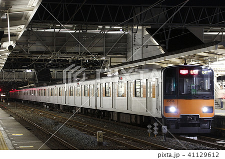 春日部駅に停車中の東武日光線50050系電車 41129612
