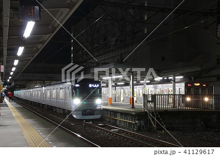 夜の東武スカイツリーライン西新井駅での緩急接続風景 夜の東武スカイツリーライン西新井駅での緩急接続風景 41129617