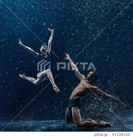 Young couple of ballet dancers dancing unde rwater drops 41130150