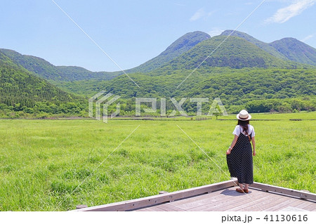 癒される風景 山と緑と女性の写真素材