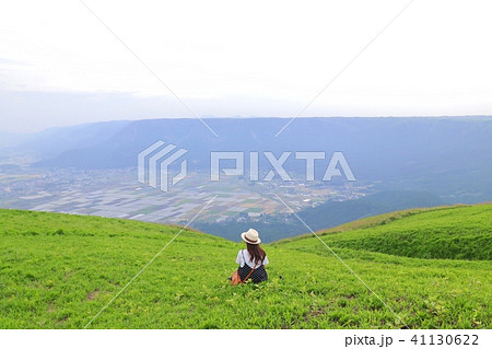 癒される風景 山と街並と女性 癒される風景 山と街並と女性 41130622