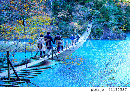 【静岡県】晩秋の寸又峡 夢の吊り橋を渡る人達 【静岡県】晩秋の寸又峡 夢の吊り橋を渡る人達 41132587
