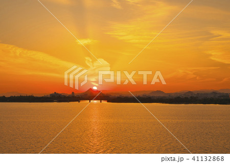 琵琶湖の日の出 41132868