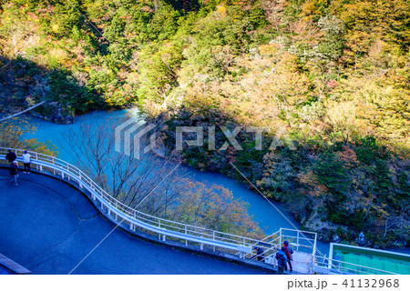 【静岡県】紅葉の寸又峡 夢の吊り橋に向かう人達 【静岡県】紅葉の寸又峡 夢の吊り橋に向かう人達 41132968