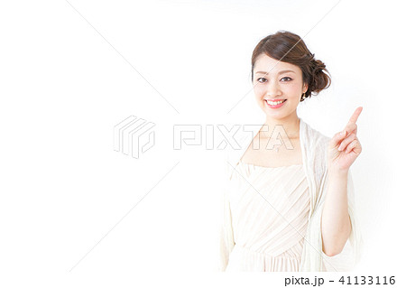 指をさすおしゃれ着の女性 41133116
