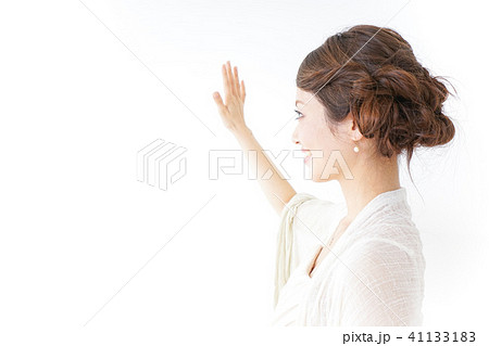 手を振るドレスの女性 手を振るドレスの女性 41133183