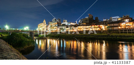 京都　鴨川と四条大橋 41133387