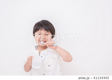 歯磨きする男の子 41134405