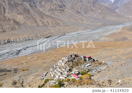 インドのヒマラヤ山岳地帯 スピティ谷のキー村 要塞のようなキーゴンパの俯瞰写真 インドのヒマラヤ山岳地帯 スピティ谷のキー村 要塞のようなキーゴンパの俯瞰写真 41134920