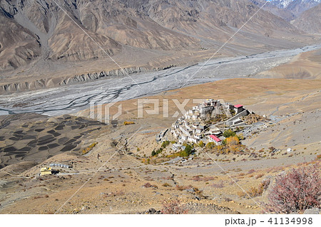 インドのヒマラヤ山岳地帯 スピティ谷のキー村 要塞のようなキーゴンパの俯瞰写真 インドのヒマラヤ山岳地帯 スピティ谷のキー村 要塞のようなキーゴンパの俯瞰写真 41134998