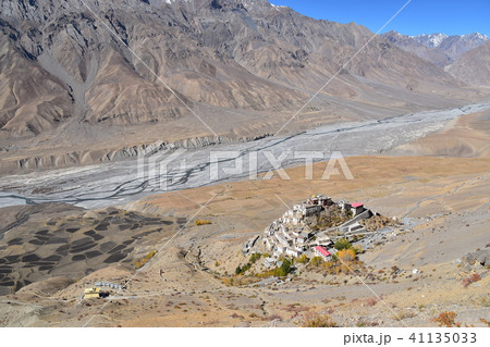 インドのヒマラヤ山岳地帯 スピティ谷のキー村 要塞のようなキーゴンパの俯瞰写真 インドのヒマラヤ山岳地帯 スピティ谷のキー村 要塞のようなキーゴンパの俯瞰写真 41135033