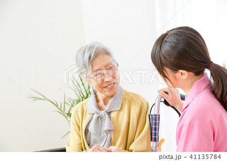 介護イメージ　お話を聞く　若い介護士と高齢者　老人 41135784