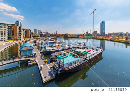 View of Blackwall Basin in the docklands area 41136039